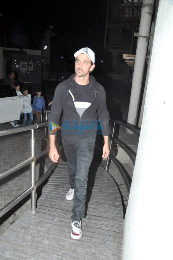 hrithik roshan sussanne roshan and their kids arrive for the screening of wonder woman at pvr juhu1 4