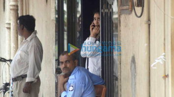 Jahnavi Kapoor snapped at the gym with a mystery guy as he hides from paparazzi
