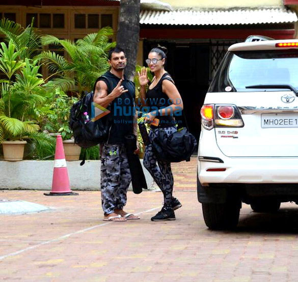 kareena kapoor khan amrita arora shahid kapoor bipasha basu and karan singh grover snapped outside the gym 7