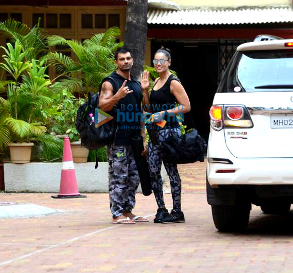 kareena kapoor khan amrita arora shahid kapoor bipasha basu and karan singh grover snapped outside the gym 8