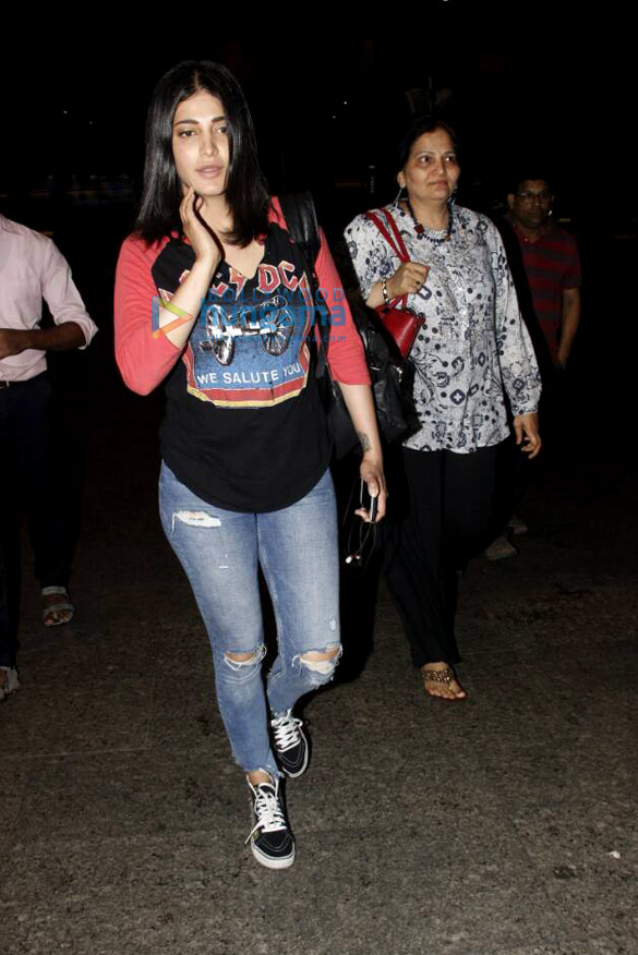 karisma shruti disha and nawazuddin snapped at the mumbai airport 4