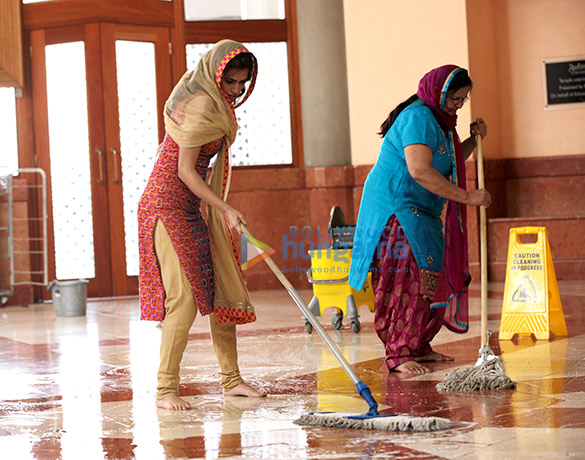 kartik aaryan and kriti kharbanda help out in a gurudwara while shooting gor guest iin london 2