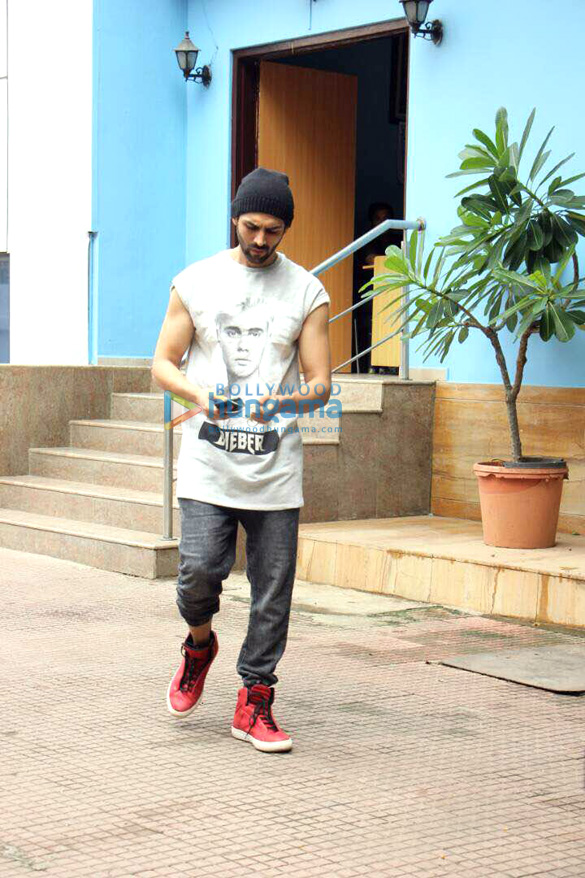 kartik aaryan snapped promoting his film guest iin london in surat 1