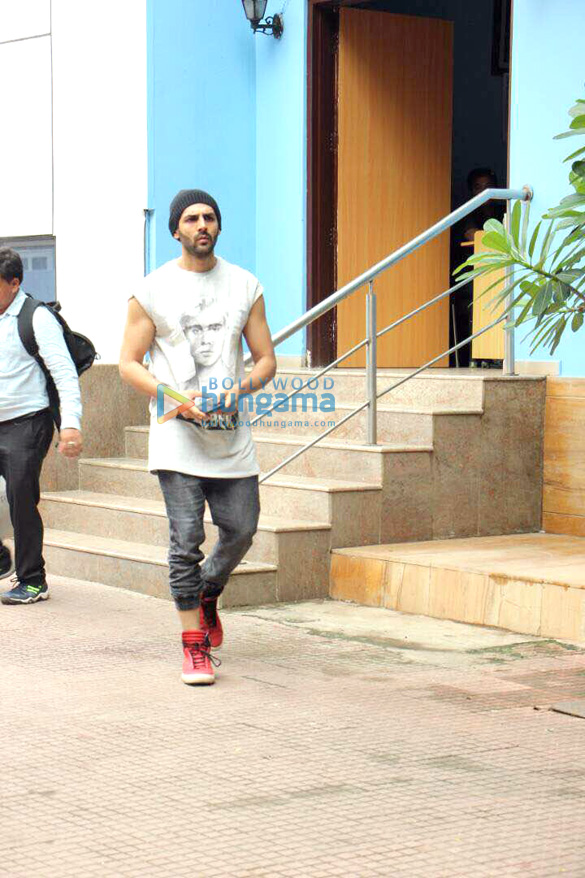 kartik aaryan snapped promoting his film guest iin london in surat 2