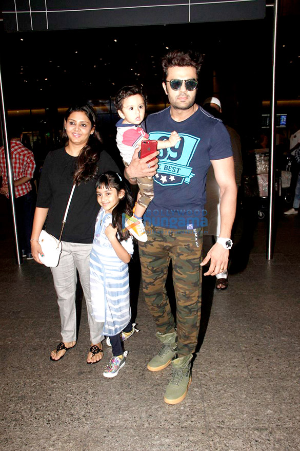 malaika john and twinkle snapped at the airport 9