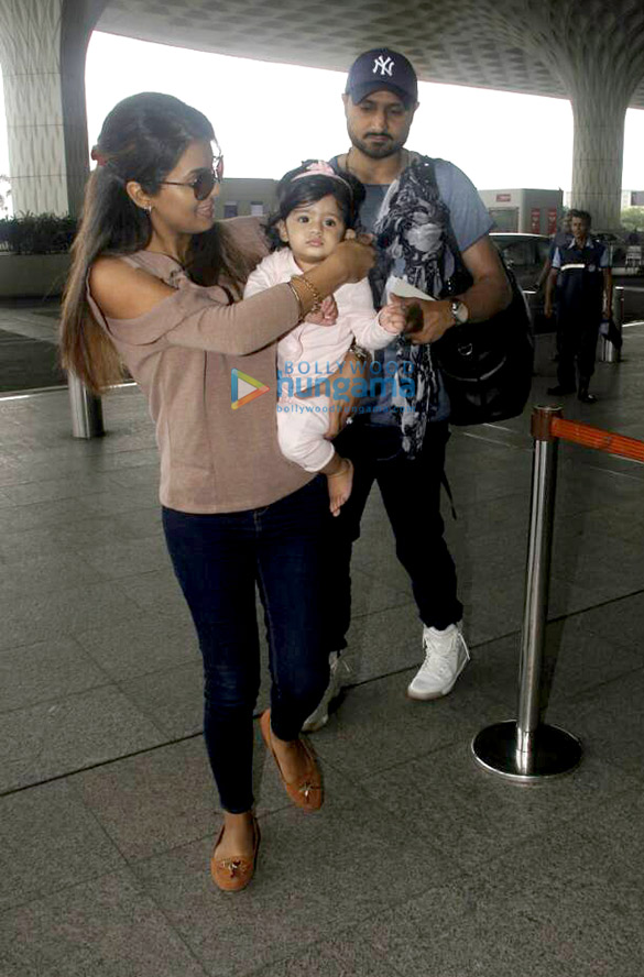 pooja hedge harbhajan singh and geeta basra snapped at the airport 4