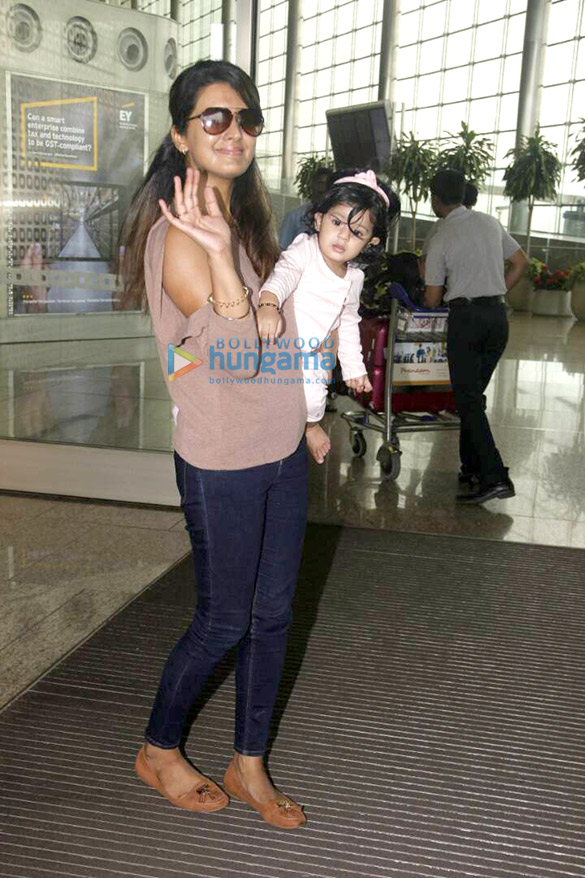 pooja hedge harbhajan singh and geeta basra snapped at the airport 6