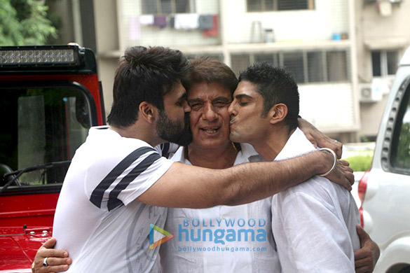 raj babbars birthday celebrations at home in juhu 5