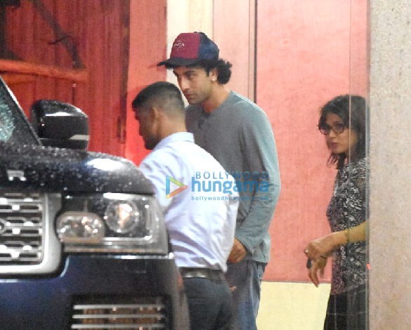 ranbir kapoor snapped in bandra 5
