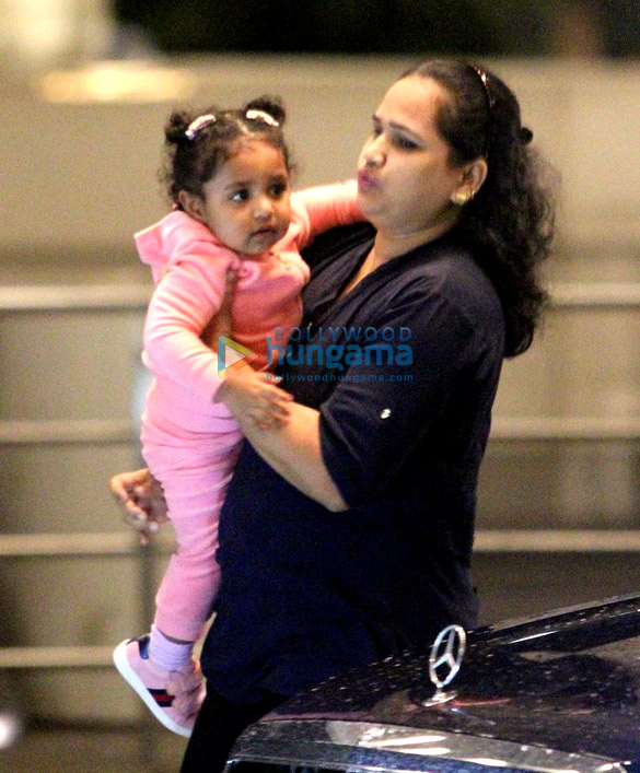 rani mukerji and baby adira snapped at the airport 2