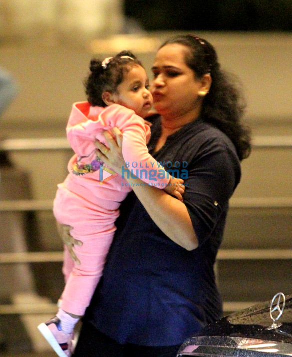 rani mukerji and baby adira snapped at the airport 4
