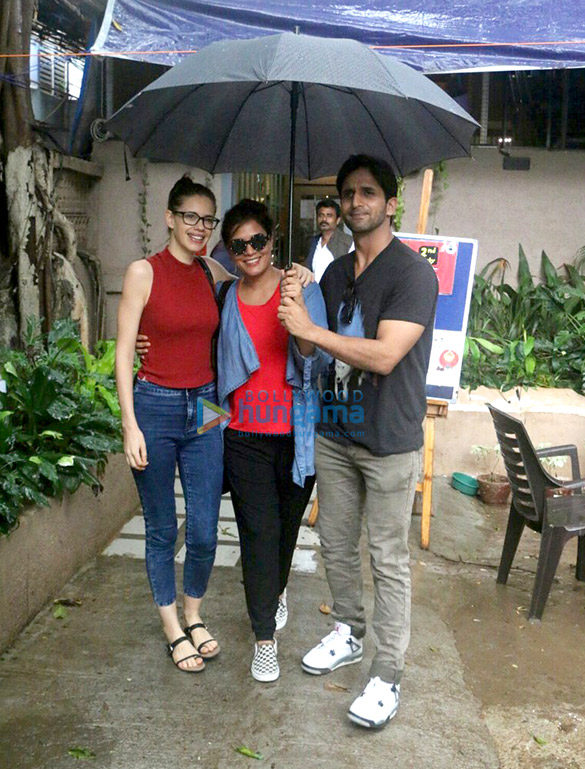 richa chadda and kalki koechlin snapped post a movie screening in mumbai 4
