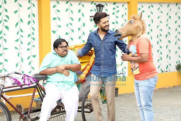 riteish deshmukh snapped promoting bank chor on the sets of chidiya ghar 3