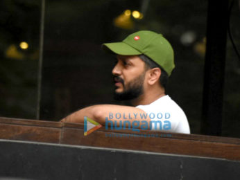 Riteish Deshmukh enjoys a coffee session with close friends
