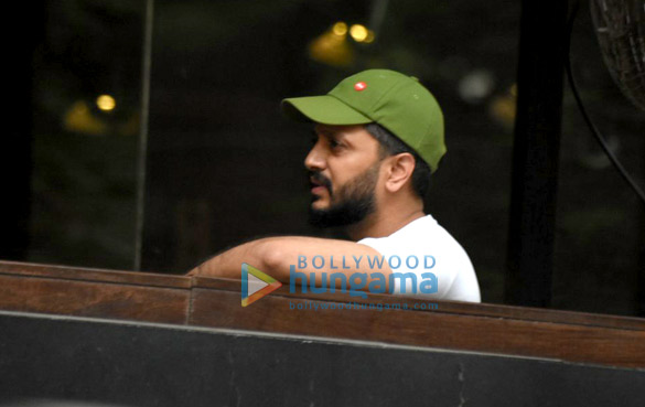 ritiesh enjoys a coffee session with close friends 4