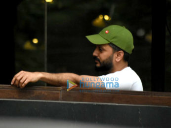 Riteish Deshmukh enjoys a coffee session with close friends