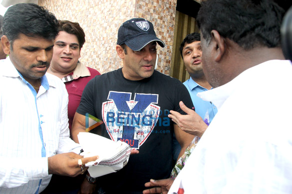 salman khan bmc chief ajoy mehta shekhar tolani join hands to make mumbai open defecation free 1 2