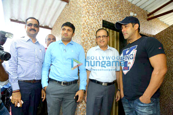 salman khan bmc chief ajoy mehta shekhar tolani join hands to make mumbai open defecation free 2 2