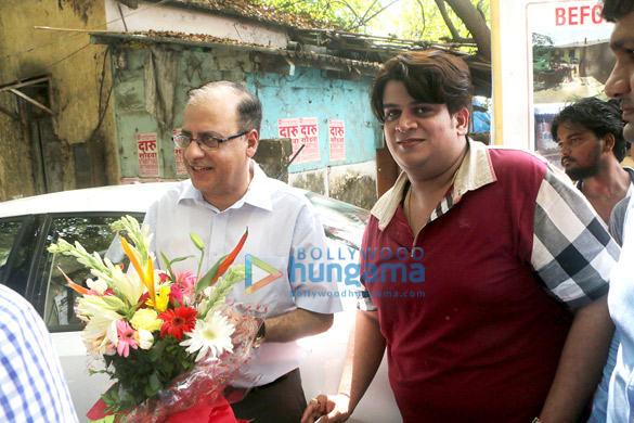 salman khan bmc chief ajoy mehta shekhar tolani join hands to make mumbai open defecation free 5