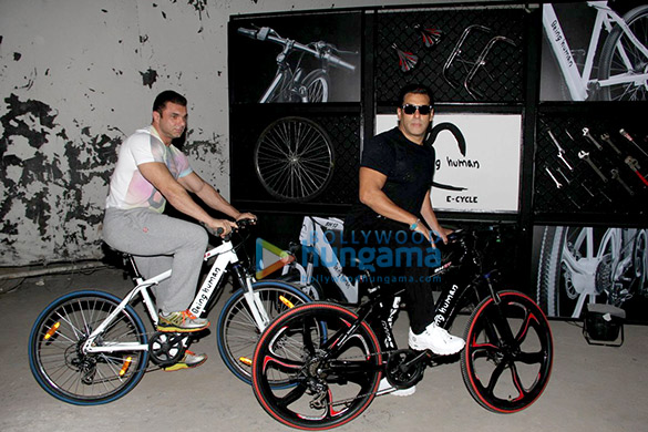salman khan and sohail khan launch being human e cycle in mumbai 4
