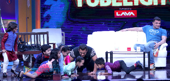 salman khan laughed his heart out at super night with tubelight 8