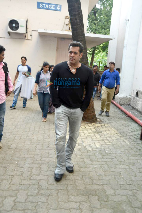 salman khan snapped during tubelight promotions 5