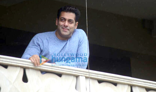 Salman-Khan-wishes-all-his-fans-Eid-Mubarak-from-his-home-in-Bandra-4
