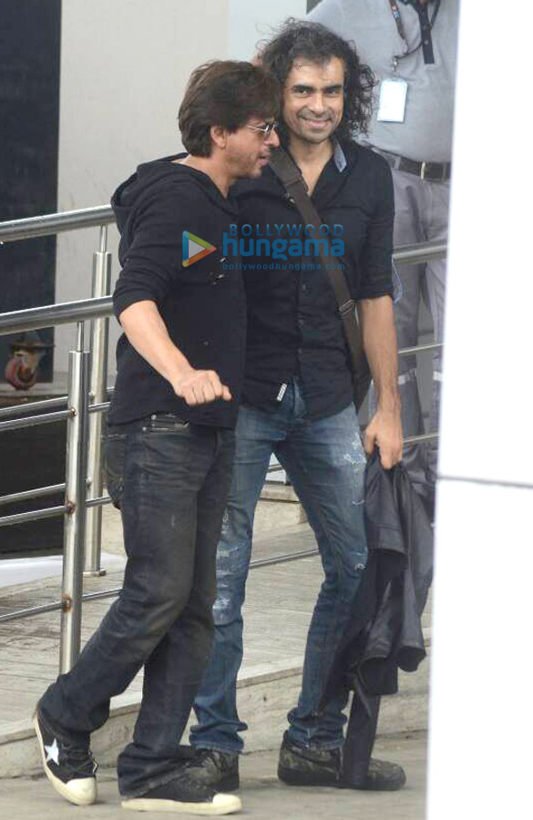 shah rukh khan and imtiaz ali snapped leaving to promote their film jab harry met sejal in ahmedabad 3