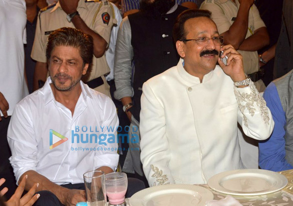 shah rukh khan and salman khan grace baba siddiques iftaar party 1