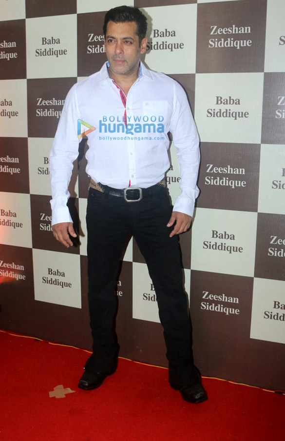 shah rukh khan and salman khan grace baba siddiques iftaar party 11