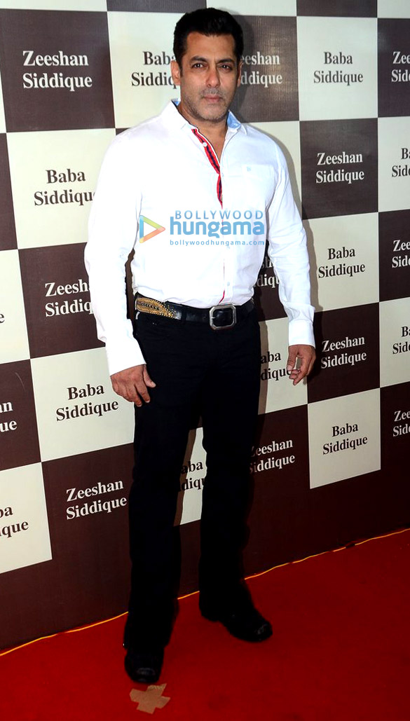 shah rukh khan and salman khan grace baba siddiques iftaar party 20