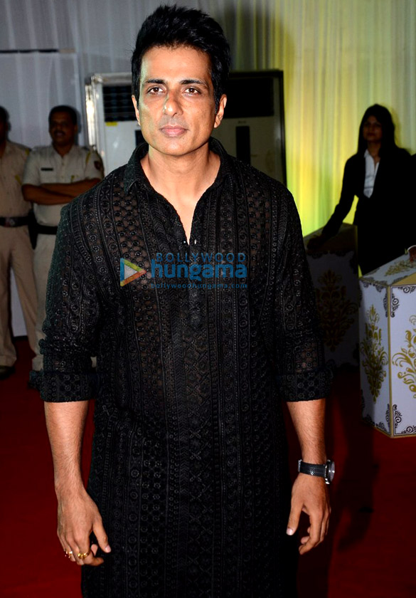 shah rukh khan and salman khan grace baba siddiques iftaar party 31