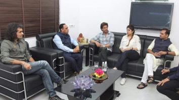 Shah Rukh Khan met up with Gujarat Chief Minister recently. Here’s why!
