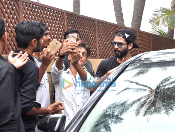 shahid ishaan snapped at juhu house 1