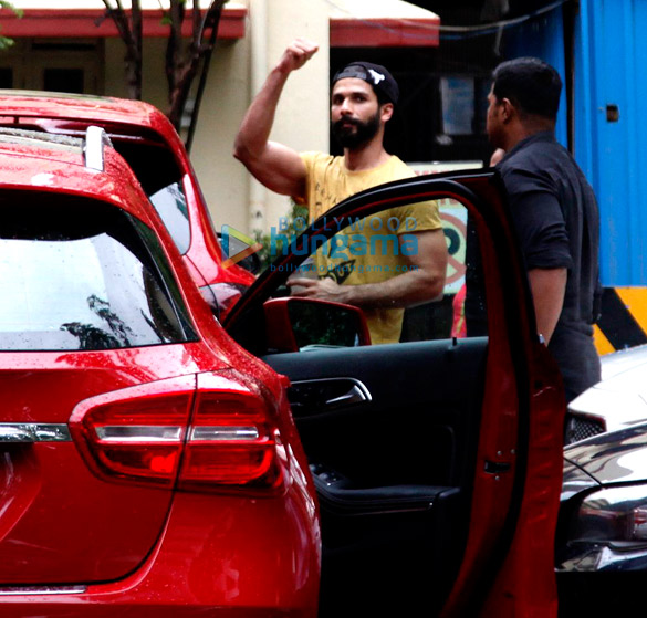 Shahid Kapoor, Mira Rajput & Misha snapped outside their gym in Bandra Shahid Kapoor, Mira Rajput & Misha snapped outside their gym in Bandra