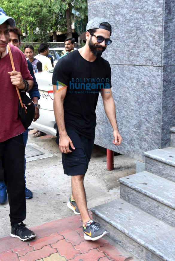 shahid kapoor snapped at gym in bandra 2