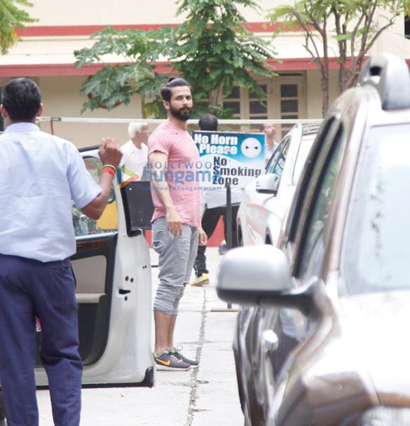 shahid kapoor snapped at the gym today 2