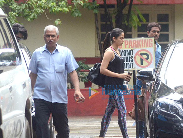shahid mira kareena and niddhi snapped at the gym 3