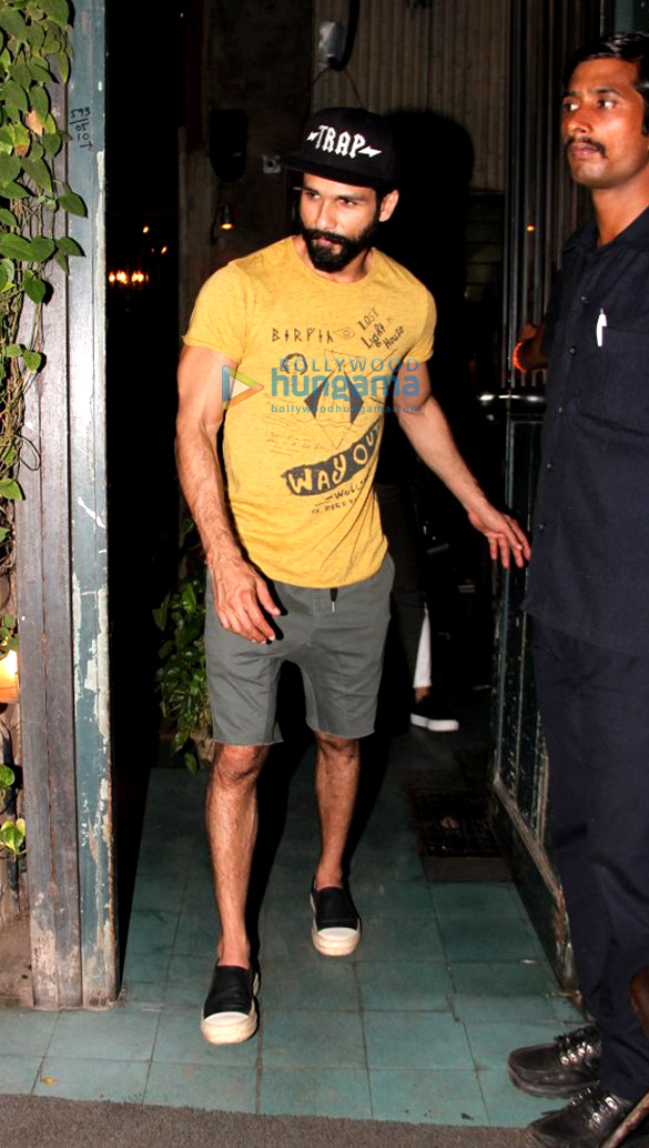 shahid and mira snapped post dinner at pali village cafe 1
