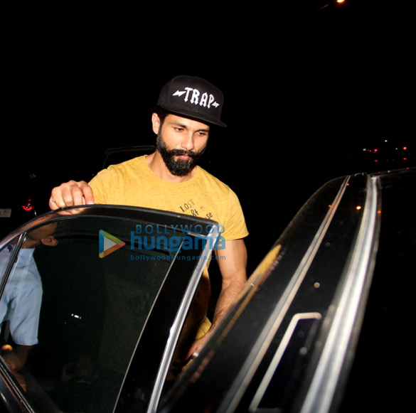 shahid and mira snapped post dinner at pali village cafe 3