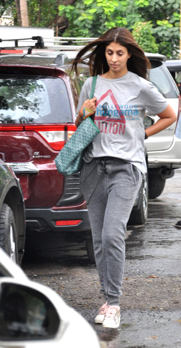 shweta bachchan snapped post salon session in juhu 1