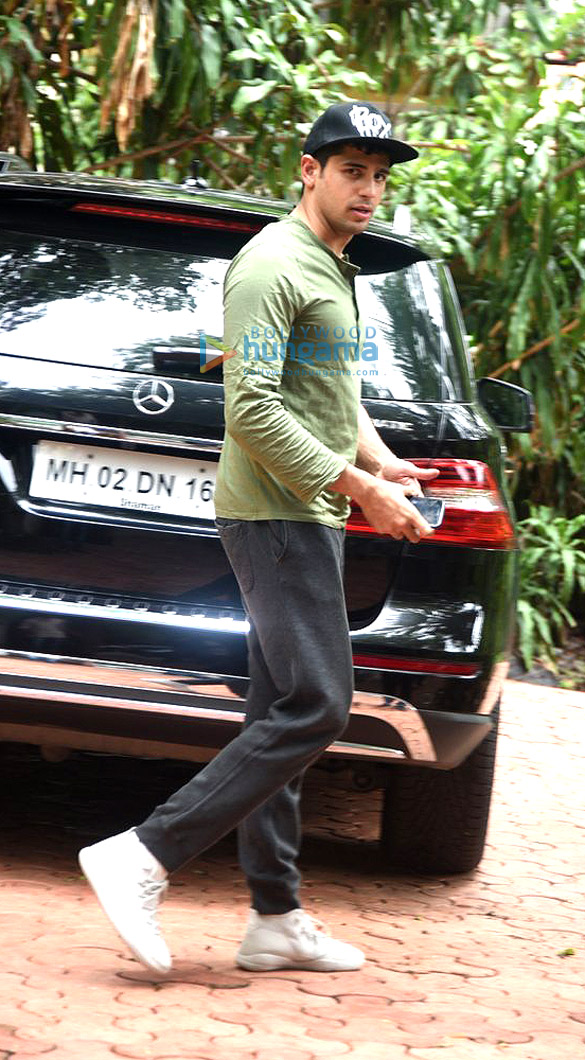 sidharth malhotra snapped in bandra 4 3