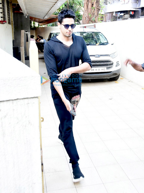 sidharth malhotra snapped post meeting in bandra 2