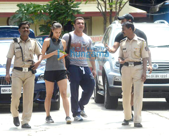 Sohail Khan, Sara Ali Khan, Rhea Chakraborty and Sooraj Pancholi snapped at the gym Sohail Khan, Sara Ali Khan, Rhea Chakraborty and Sooraj Pancholi snapped at the gym