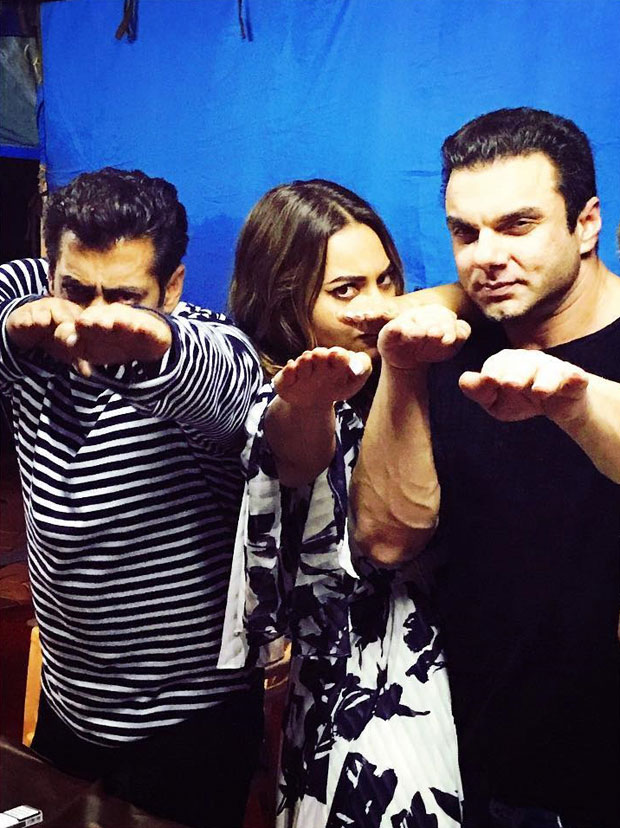 Sonakshi Sinha recreates Tubelight pose with Salman Khan and Sohail Khan