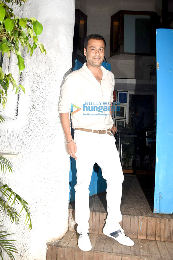 sushant singh rajput sara ali khan amrita singh and abhishek kapoor snapped at olive 4