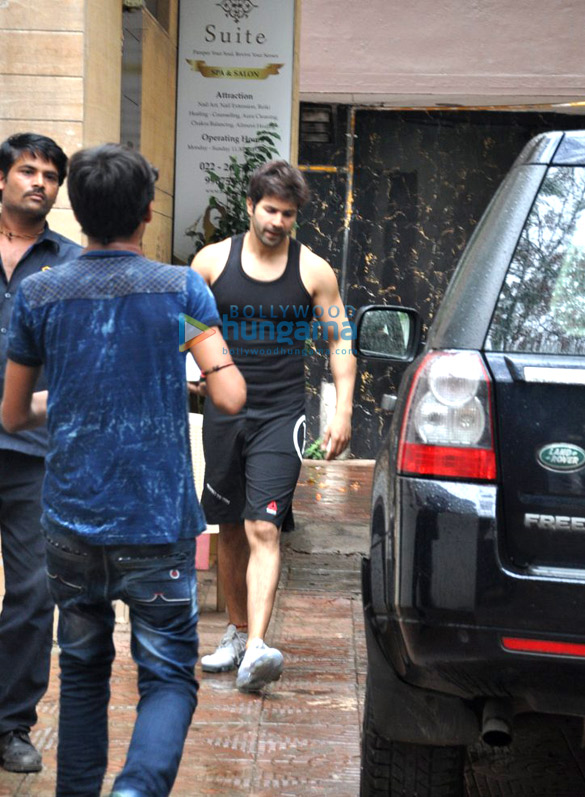 Varun Dhawan snapped post his gym session in Juhu Varun Dhawan snapped post his gym session in Juhu