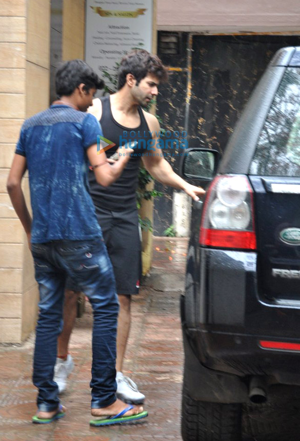 varun dhawan snapped post his gym in juhu 2