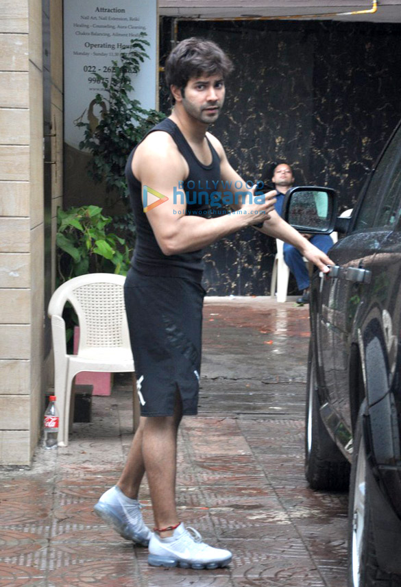 varun dhawan snapped post his gym in juhu 5