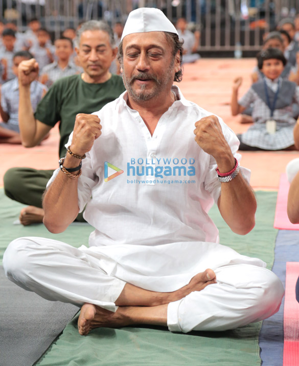 world yoga day celebration with around 650 children of those farmers of maharashtra who has committed suicide 3